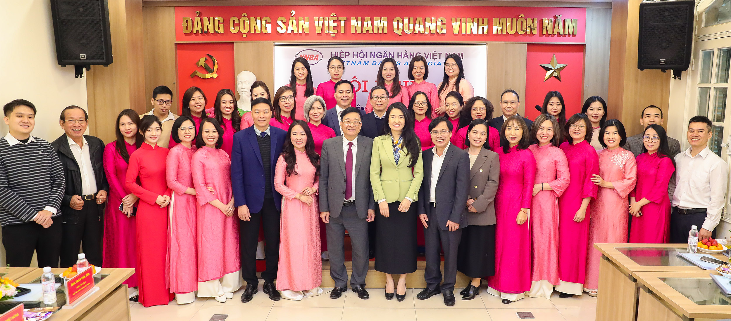 Lãnh đạo, cán bộ, nhân viên Cơ quan thường trực Hiệp hội Ngân hàng cùng các lãnh đạo, đại biểu khách mời chụp ảnh lưu niệm.