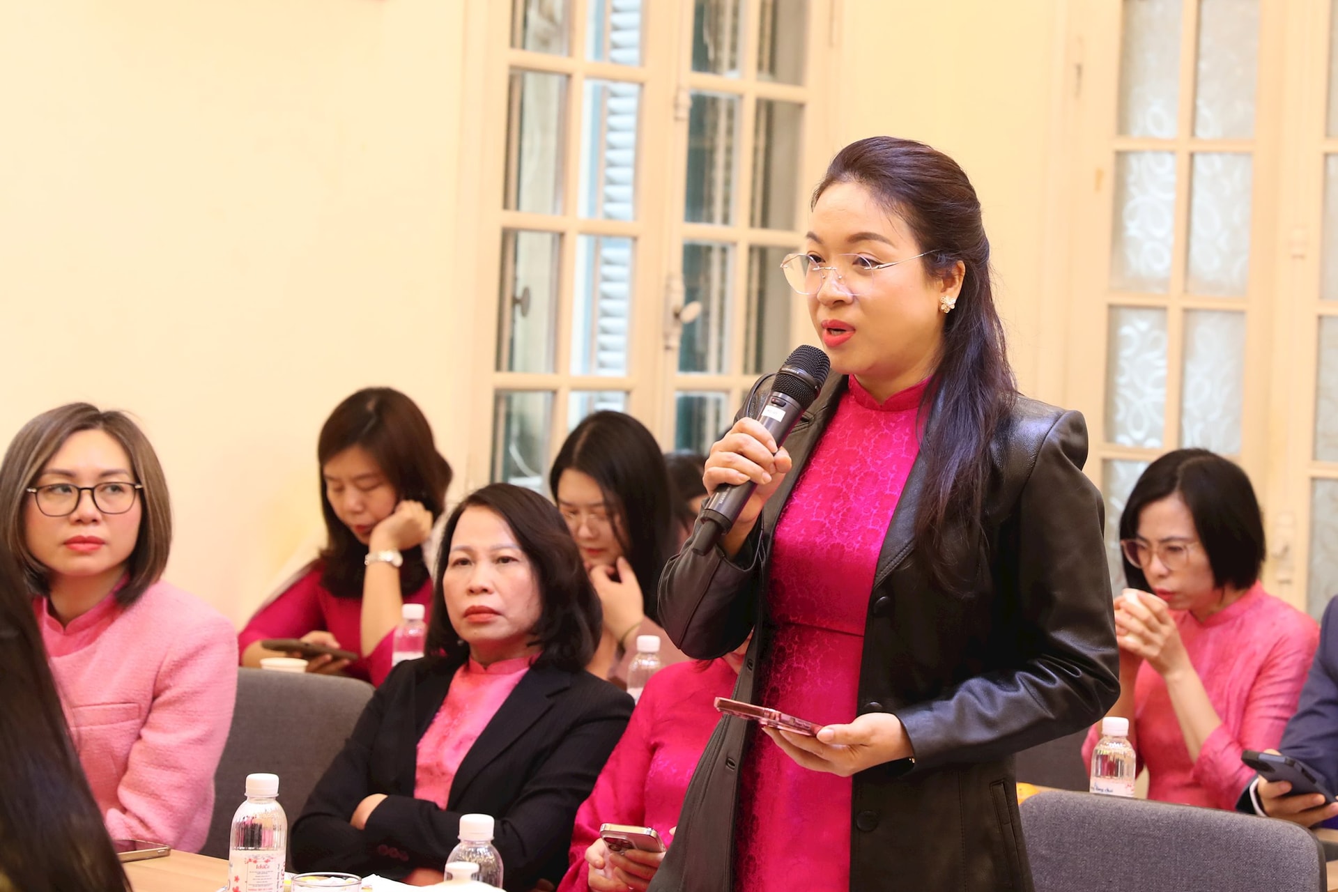 Các công đoàn viên đóng góp ý kiến tại hội nghị.