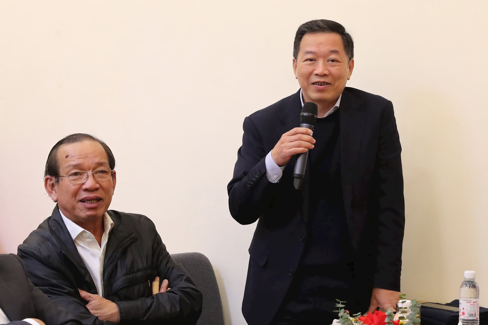 Các công đoàn viên đóng góp ý kiến tại hội nghị.