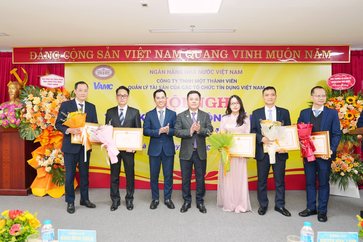Thay mặt Ban lãnh đạo NHNN Phó Thống đốc Nguyễn Ngọc Cảnh trao tặng Bằng khen của Thống đốc cho các tập thể, cá nhân tại VAMC đã có thành tích xuất sắc trong công tác