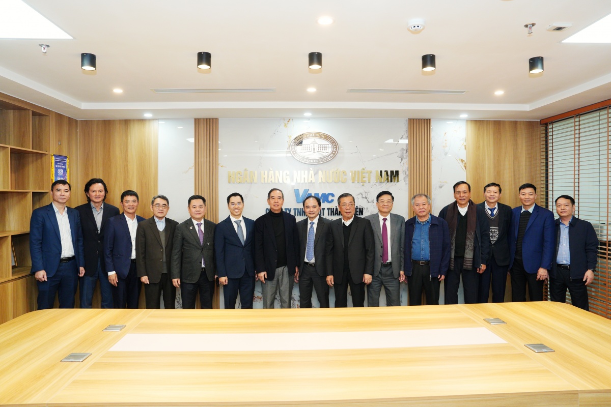 Ban Lãnh đạo VAMC chụp ảnh lưu niệm cùng với các thế hệ lãnh đạo, cán bộ VAMC qua các thời kỳ và các đại biểu tham dự Hội nghị