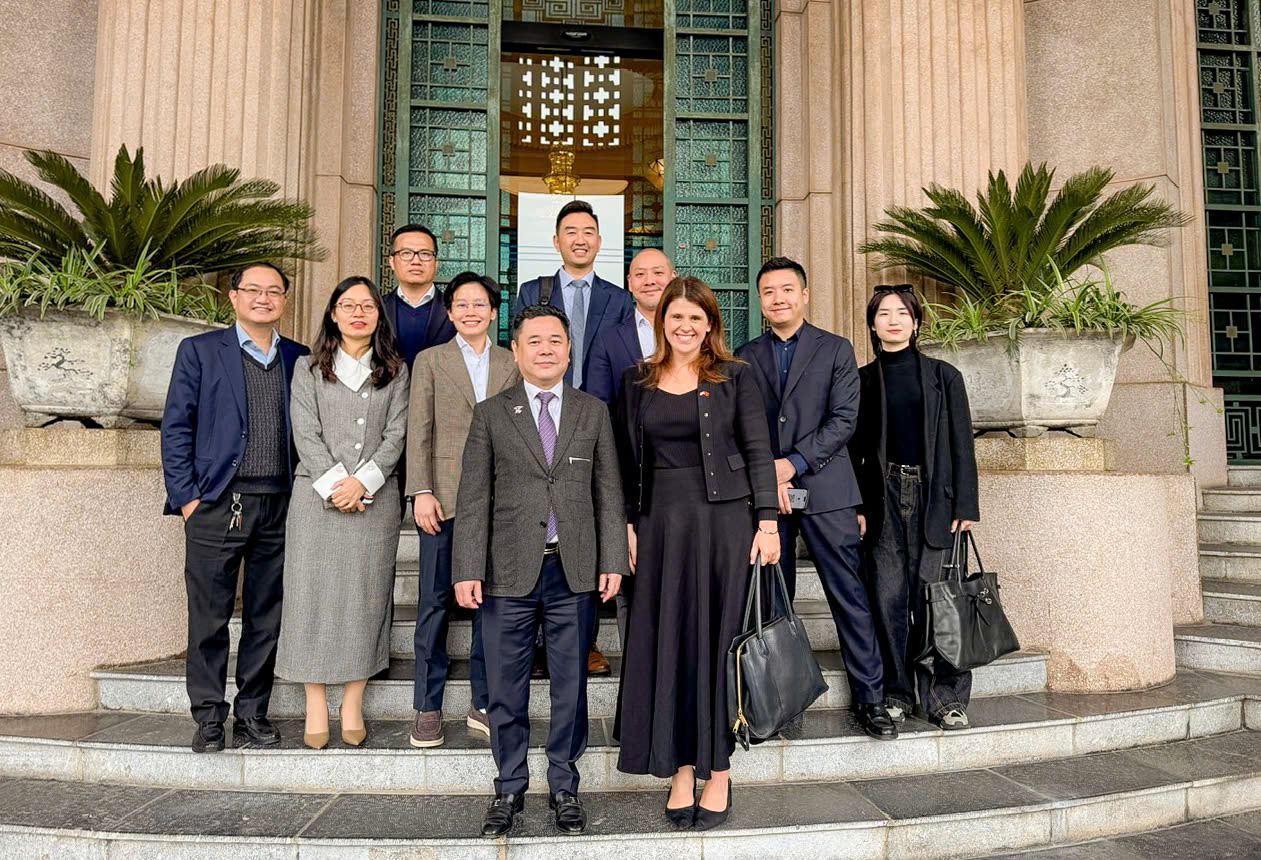 Phó Thống đốc Nguyễn Ngọc Cảnh chụp ảnh lưu niệm cùng Bà Alexandra Smith – Tổng Lãnh sự Anh và đại diện các doanh nghiệp Fintech của Anh