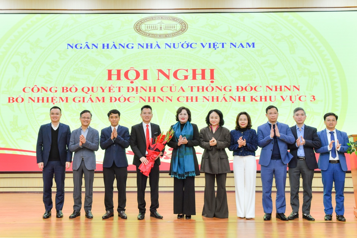 Lãnh đạo các vụ, cục NHNN chúc mừng Giám đốc NHNN khu vực 3