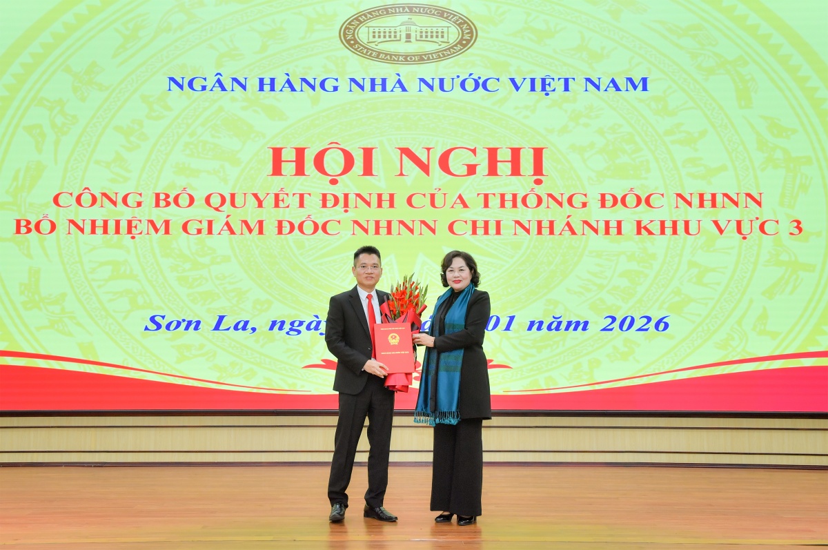 Thống đốc NHNN Nguyễn Thị Hồng trao quyết định cho ông Trịnh Công Văn