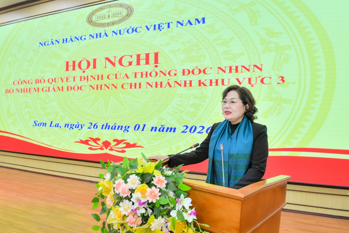 Đồng chí Nguyễn Thị Hồng, Ủy viên Ban Chấp hành Trung ương Đảng, Bí thư Đảng ủy, Thống đốc NHNN Việt Nam phát biểu tại Hội nghị