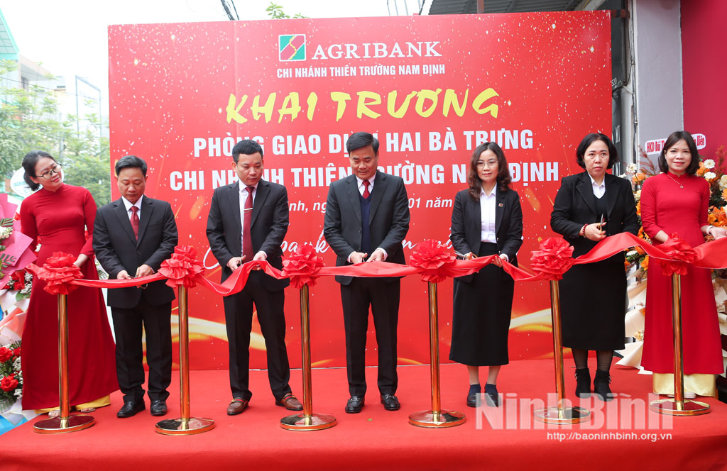 Lãnh đạo Agribank Chi nhánh Nam Định, Agribank Chi nhánh Thiên Trường Nam Định và Phòng Giao dịch Hai Bà Trưng cắt băng khai trương văn phòng tại 220, phố Trần Thánh Tông.