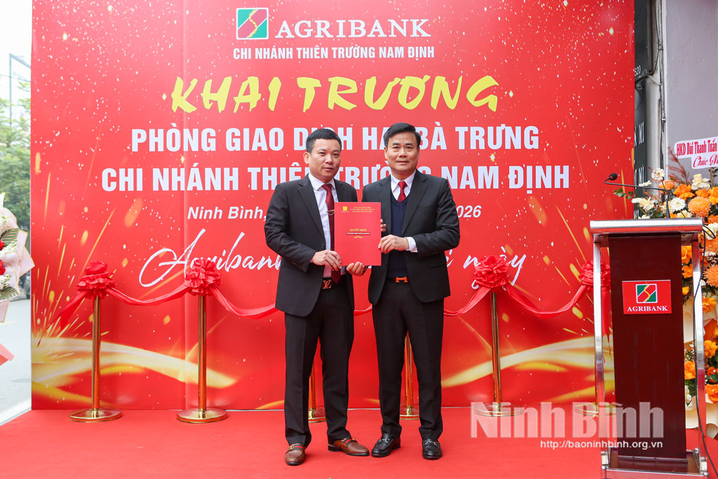 Lãnh đạo Agribank Chi nhánh Nam Định, Agribank Chi nhánh Thiên Trường Nam Định và Phòng Giao dịch Hai Bà Trưng cắt băng khai trương văn phòng tại 220, phố Trần Thánh Tông.