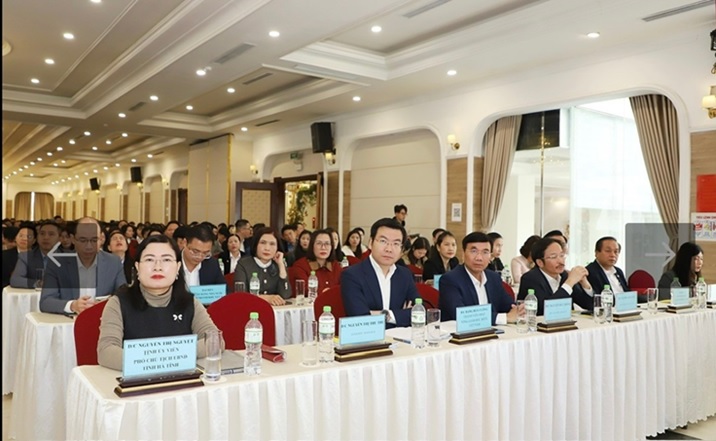 Bà Nguyễn Thị Nguyệt - Phó Chủ tịch UBND tỉnh Hà Tĩnh và các đại biểu tại hội nghị