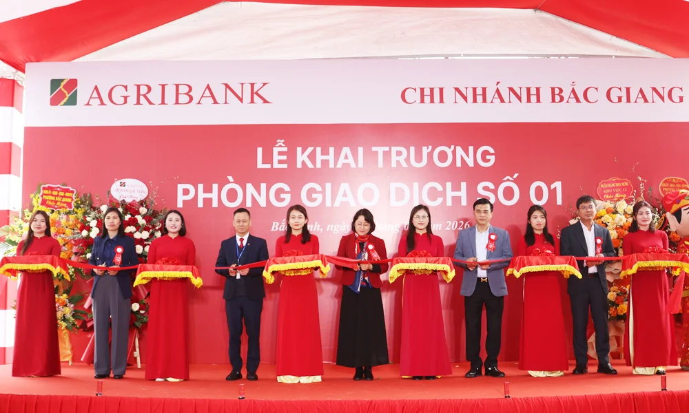 Các đại biểu thực hiện nghi thức cắt băng khai trương Phòng Giao dịch.