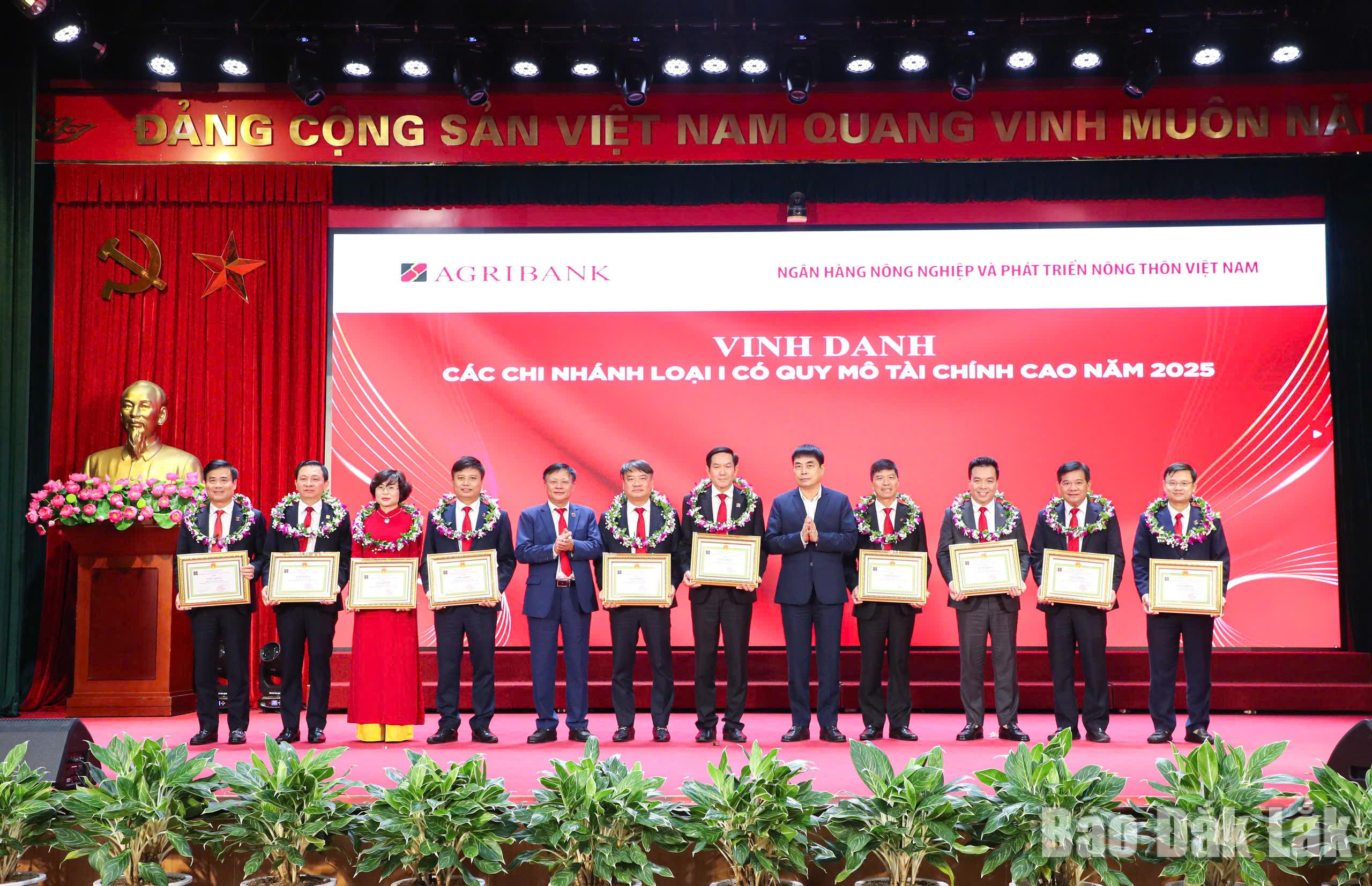 Ông Lê Văn Thịnh, Giám đốc Agribank Chi nhánh Đắk Lắk (thứ hai từ trái sang) đại diện đơn vị nhận khen thưởng tại Hội nghị tổng kết hoạt động kinh doanh năm 2025 của Agribank.