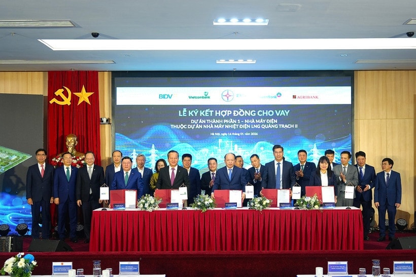 Ông Đoàn Việt Nam (bên trái ngoài cùng) ký kết hợp đồng cho vay Dự án thành phần 1