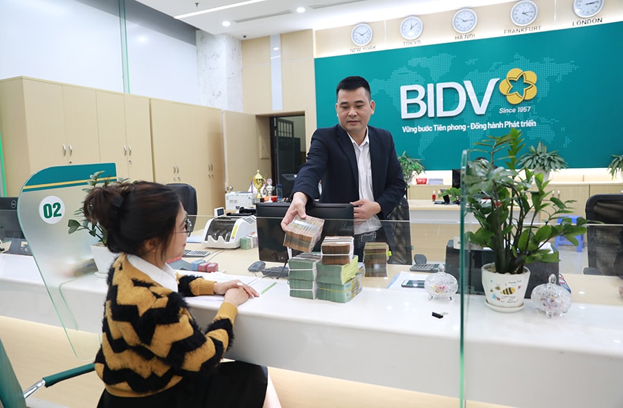 Người dân nên chủ động đổi tiền tại các ngân hàng hoặc đơn vị có thẩm quyền. Ảnh: Đỗ Tâm