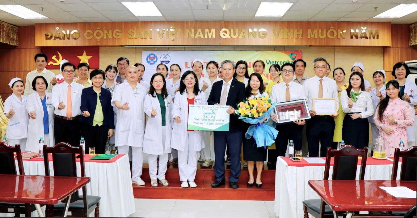 Tập thể lãnh đạo, cán bộ Vietcombank Sài Thành và Bệnh viện Hùng Vương chụp hình lưu niệm tại lễ trao tặng xe ô tô cứu thương