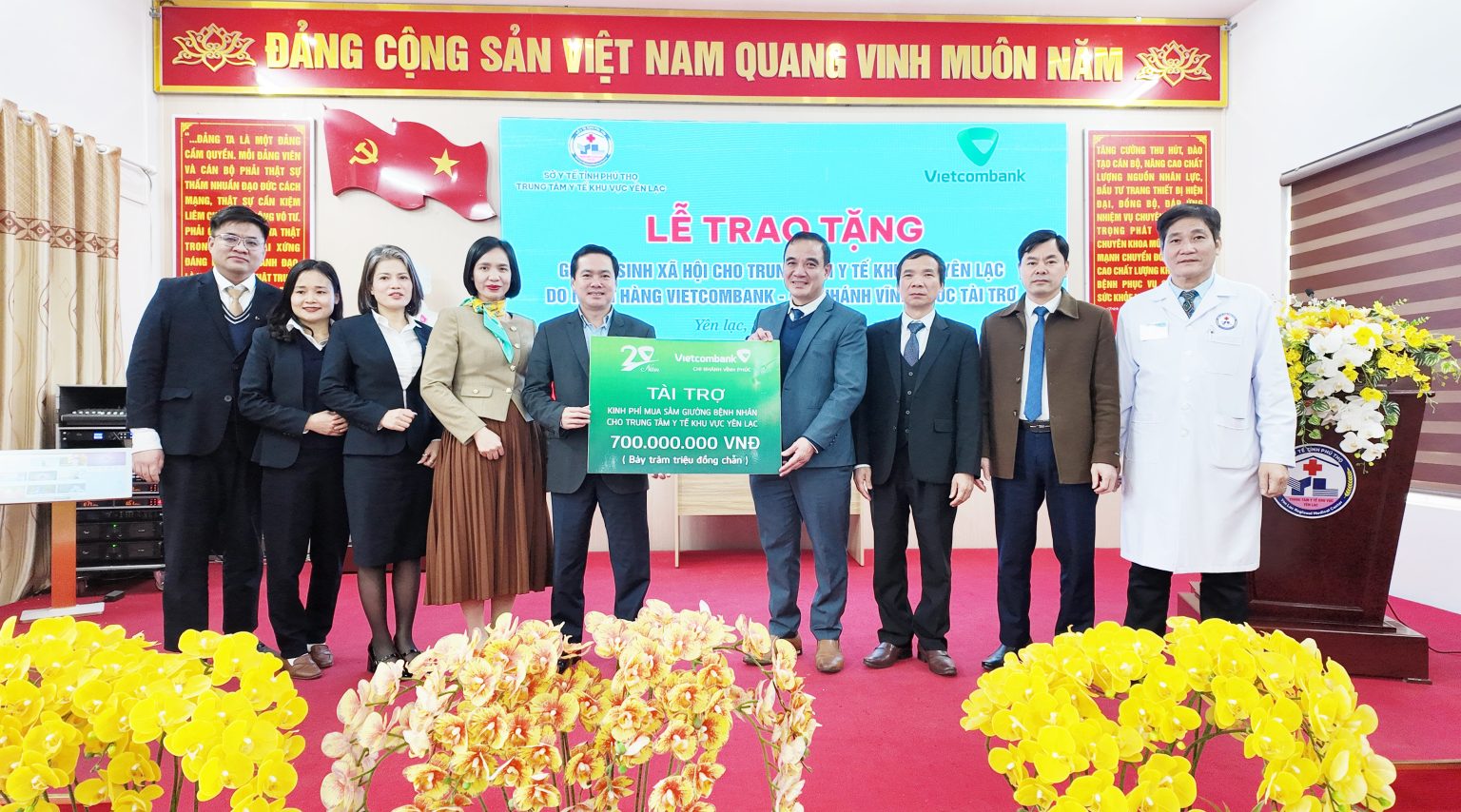 Vietcombank Vĩnh Phúc trao tặng 700 triệu đồng an sinh xã hội, góp phần nâng cao chất lượng y tế tại Trung tâm Y tế khu vực Yên Lạc