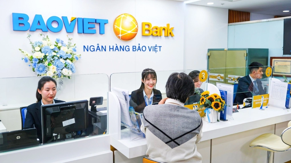 Nhân viên giao dịch hỗ trợ khách hàng. Ảnh: BaoViet Bank