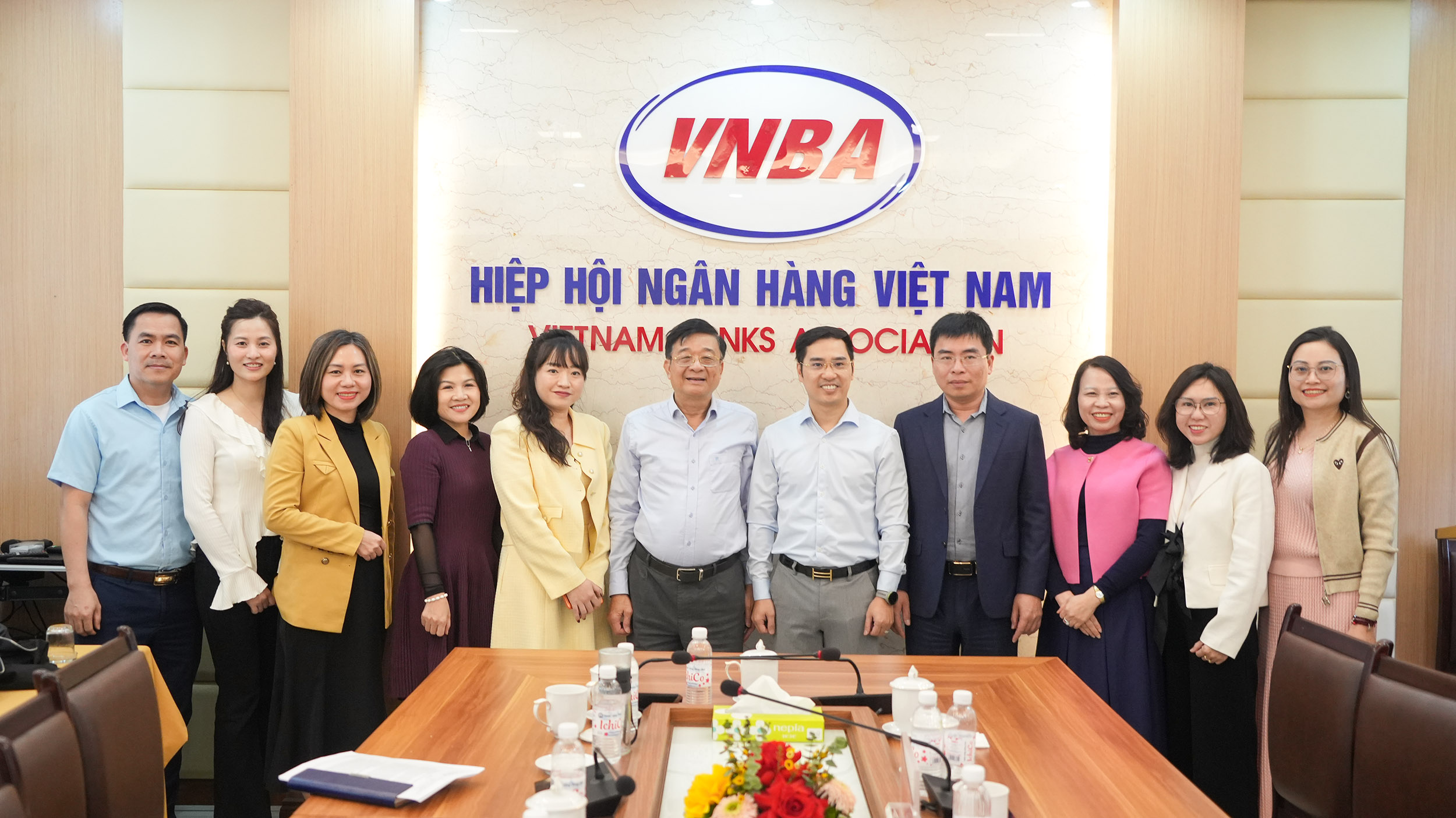 Hiệp hội Ngân hàng Việt Nam và VAMC chụp ảnh lưu niệm