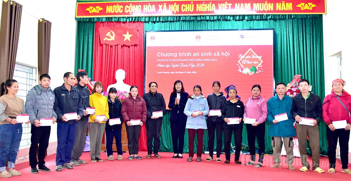 Agribank Chi nhánh Tuyên Quang trao những phần quà thiết thực và ý nghĩa đến tận tay người dân