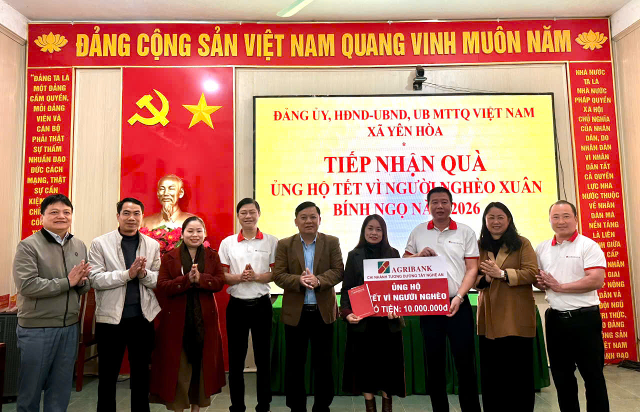 Agribank Tây Nghệ An trao quà tại huyện Tương Dương