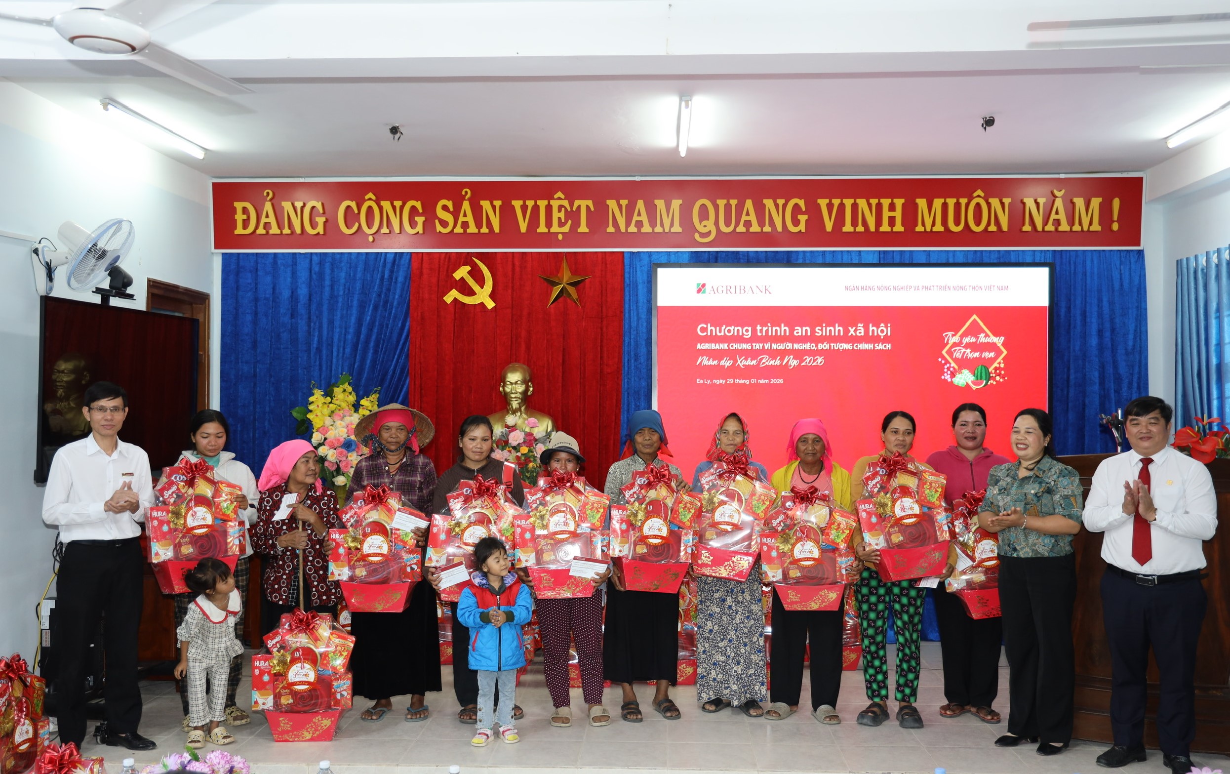 Agribank Bình Định trực tiếp trao tặng quà Tết cho các gia đình có hoàn cảnh khó khăn