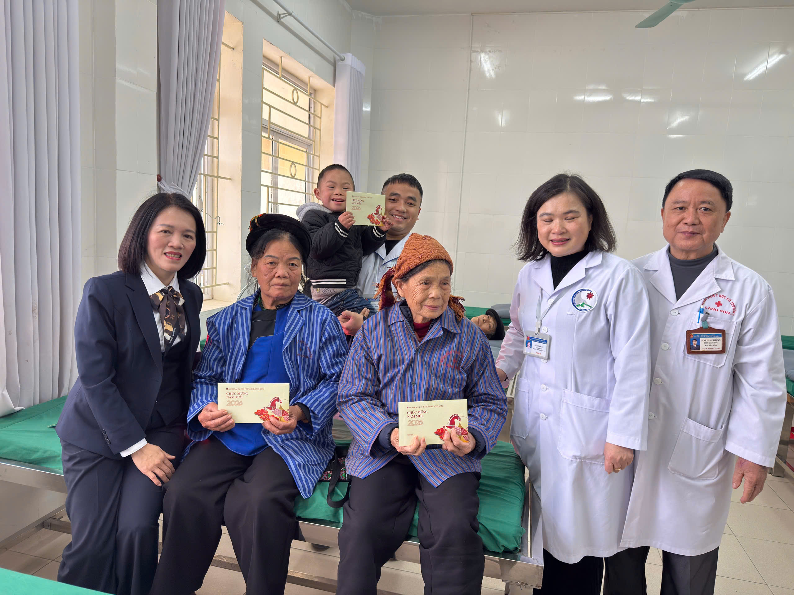 Agribank Chi nhánh Lạng Sơn đã tổ chức trao quà Tết cho các bệnh nhân đang điều trị tại Bệnh viện Y học cổ truyền tỉnh