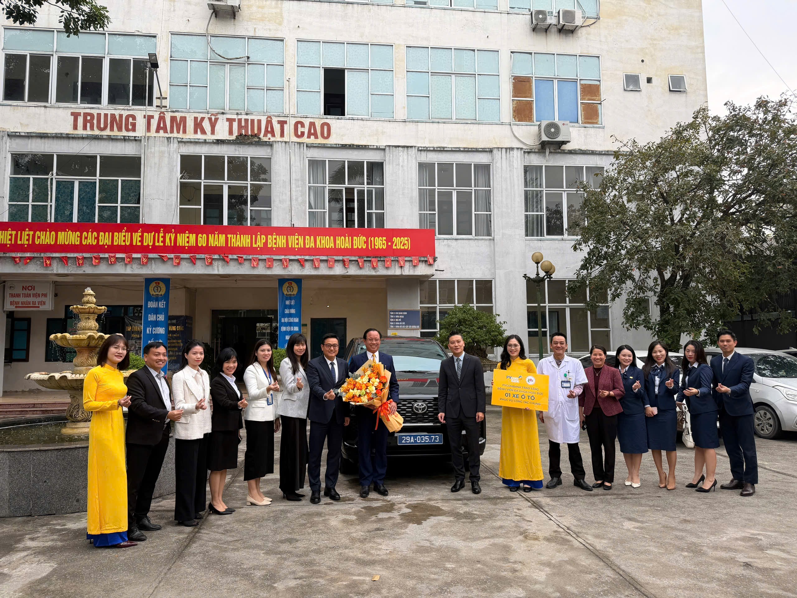 PVcomBank trao tặng xe ô tô phục vụ y tế cho Bệnh viện Đa khoa Hoài Đức