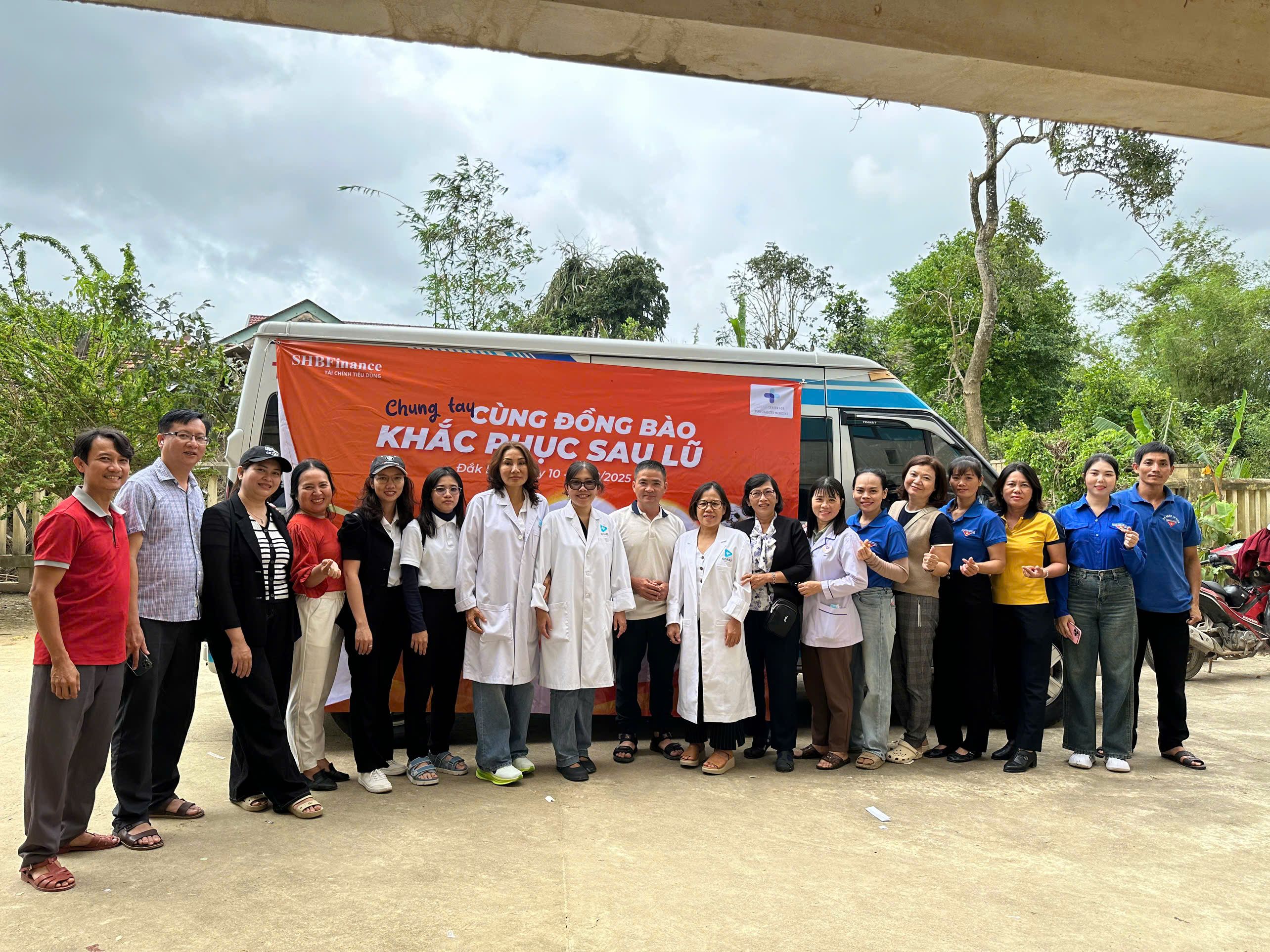 Đội ngũ nhân viên SHBFinance và y bác sĩ QCare tại xã Tuy An Bắc, tỉnh Đắk Lắk 