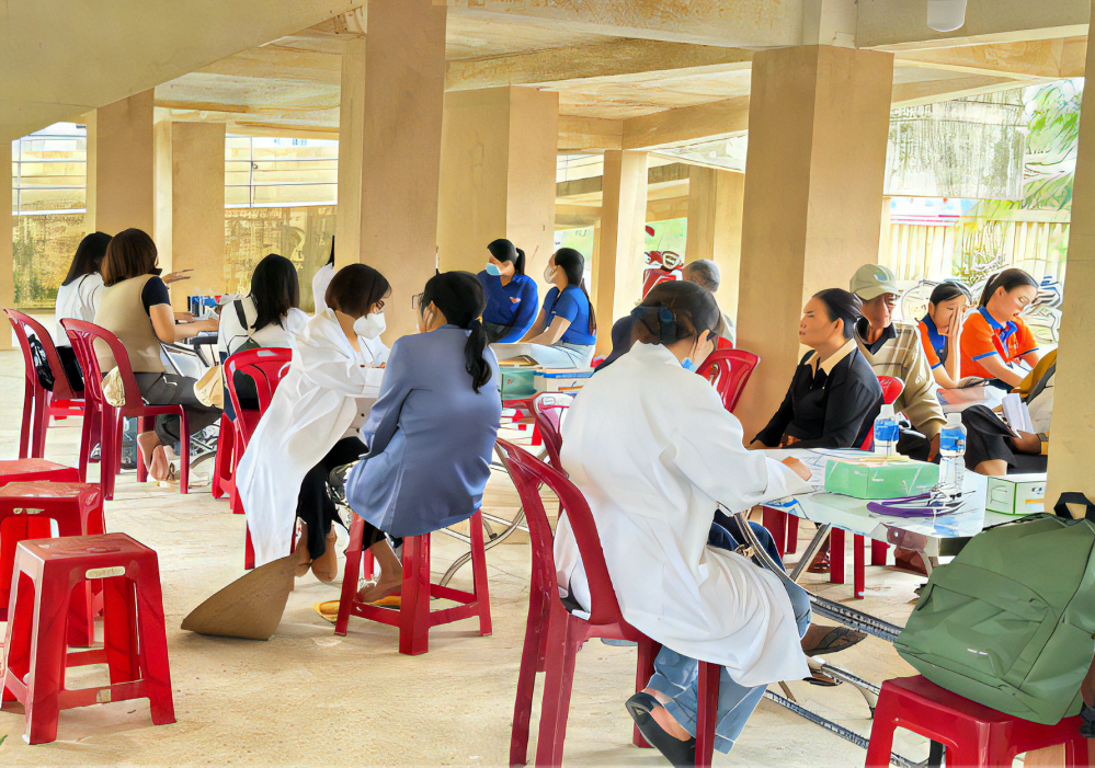 Khám bệnh, tư vấn và cấp phát thuốc miễn phí cho người dân tại xã Tuy An Bắc, tỉnh Đắk Lắk