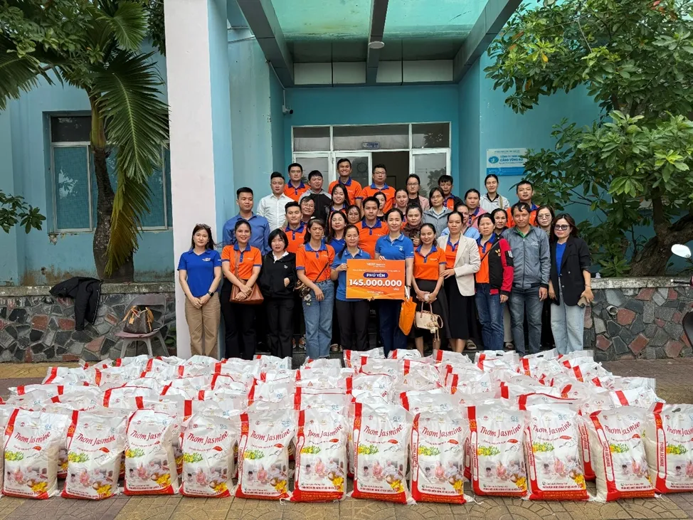 Đại diện Ban Lãnh đạo của SHBFinance thăm hỏi và trao quà cho nhân sự chịu ảnh hưởng bởi thiên tai 