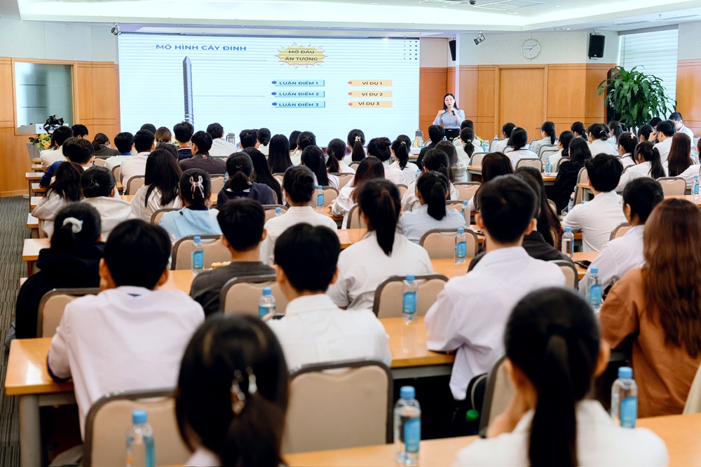 SACOMBANK dành hơn 4,3 tỷ đồng tiếp tục trao học bổng “Ươm mầm cho những ước mơ” cho sinh viên