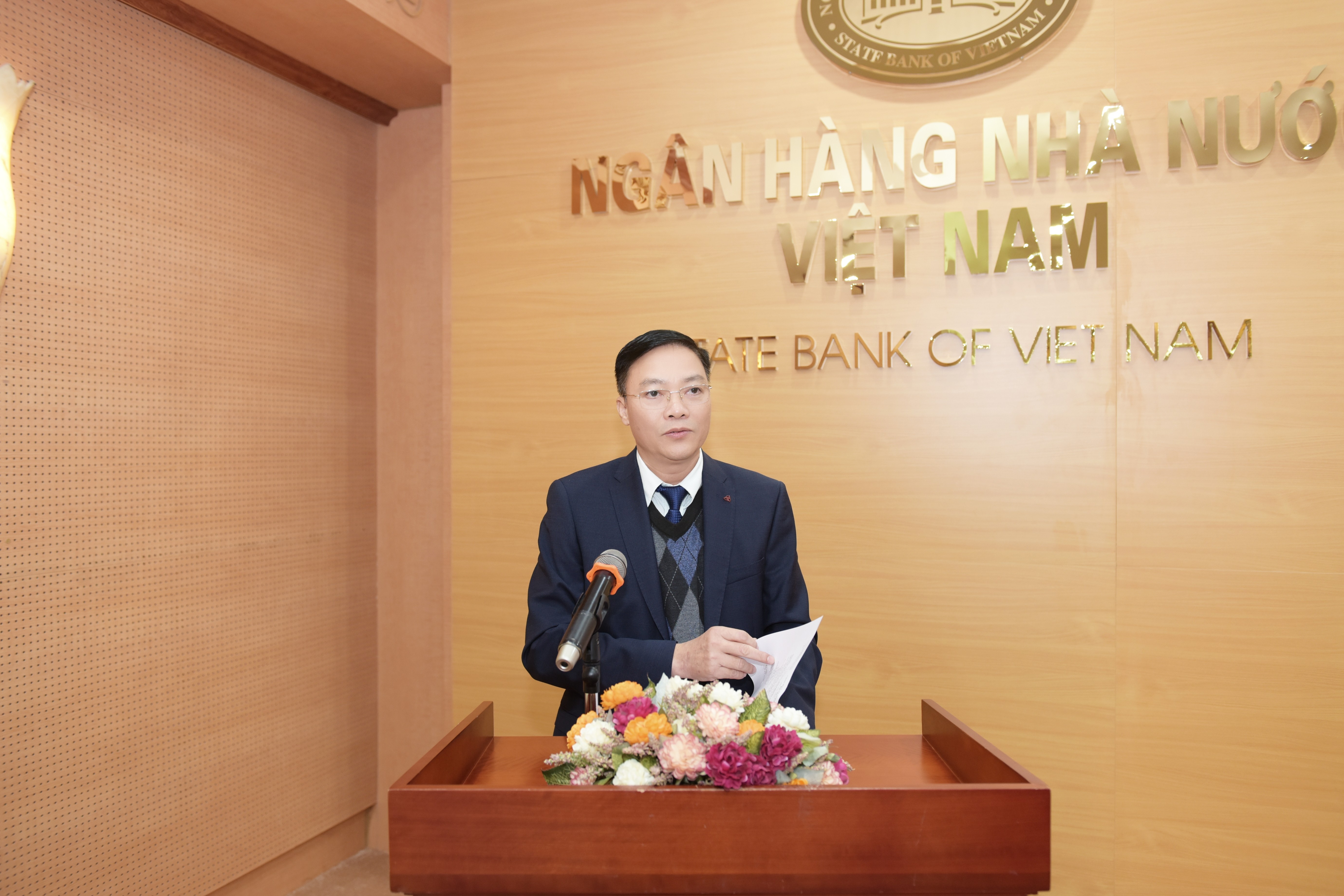 Ông Đỗ Trọng Toàn - Phó Vụ trưởng Vụ tổ chức cán bộ công bố Quyết định của Thống đốc