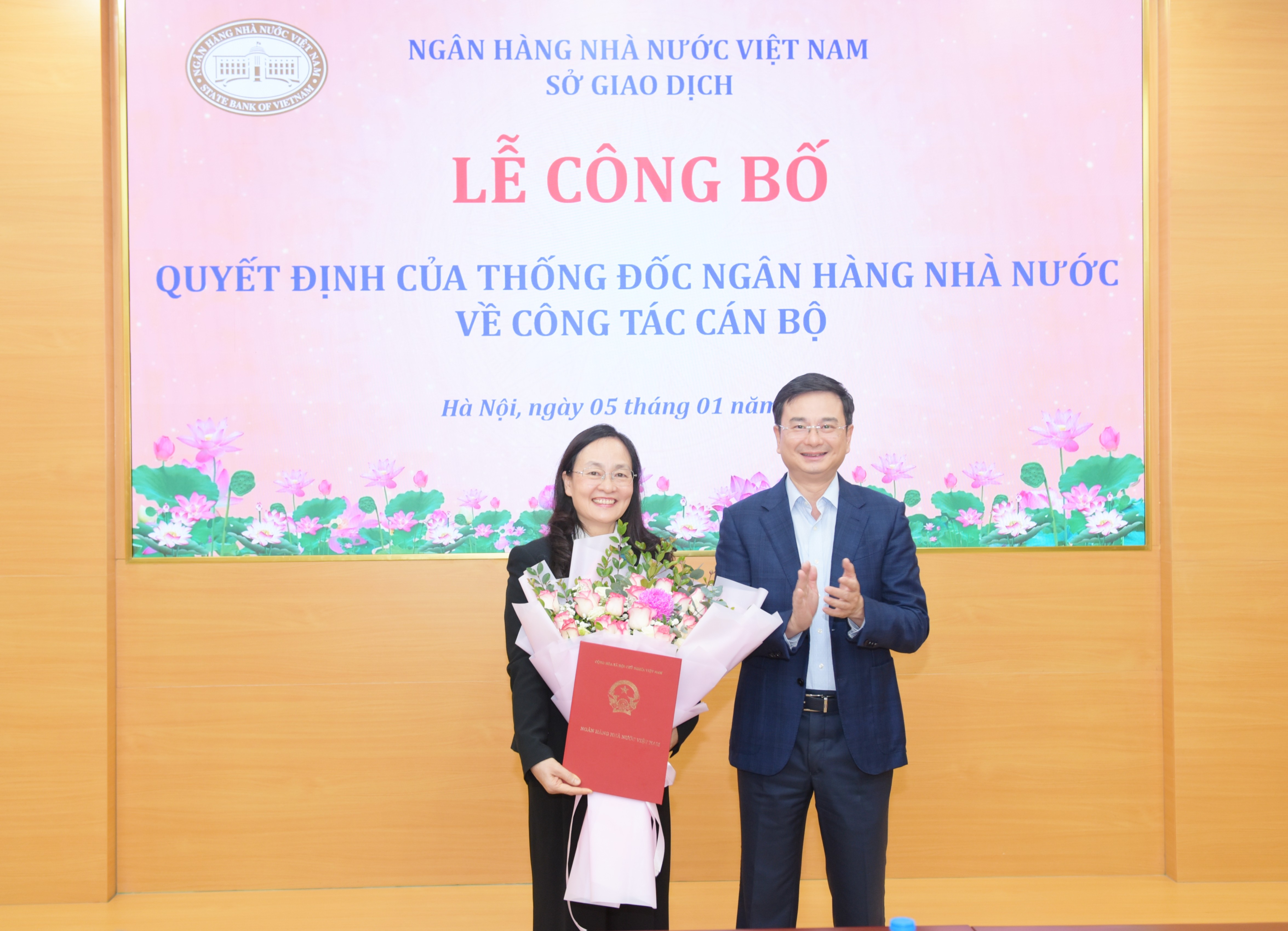 Phó Thống đốc Phạm Thanh Hà chúc mừng và trao Quyết định bổ nhiệm cho bà Nguyễn Thị Vân