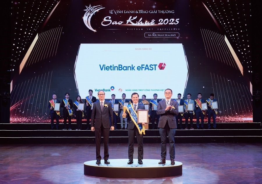 Đại diện VietinBank nhận giải thưởng Sao Khuê 2025 cho VietinBank eFAST X-Mate.