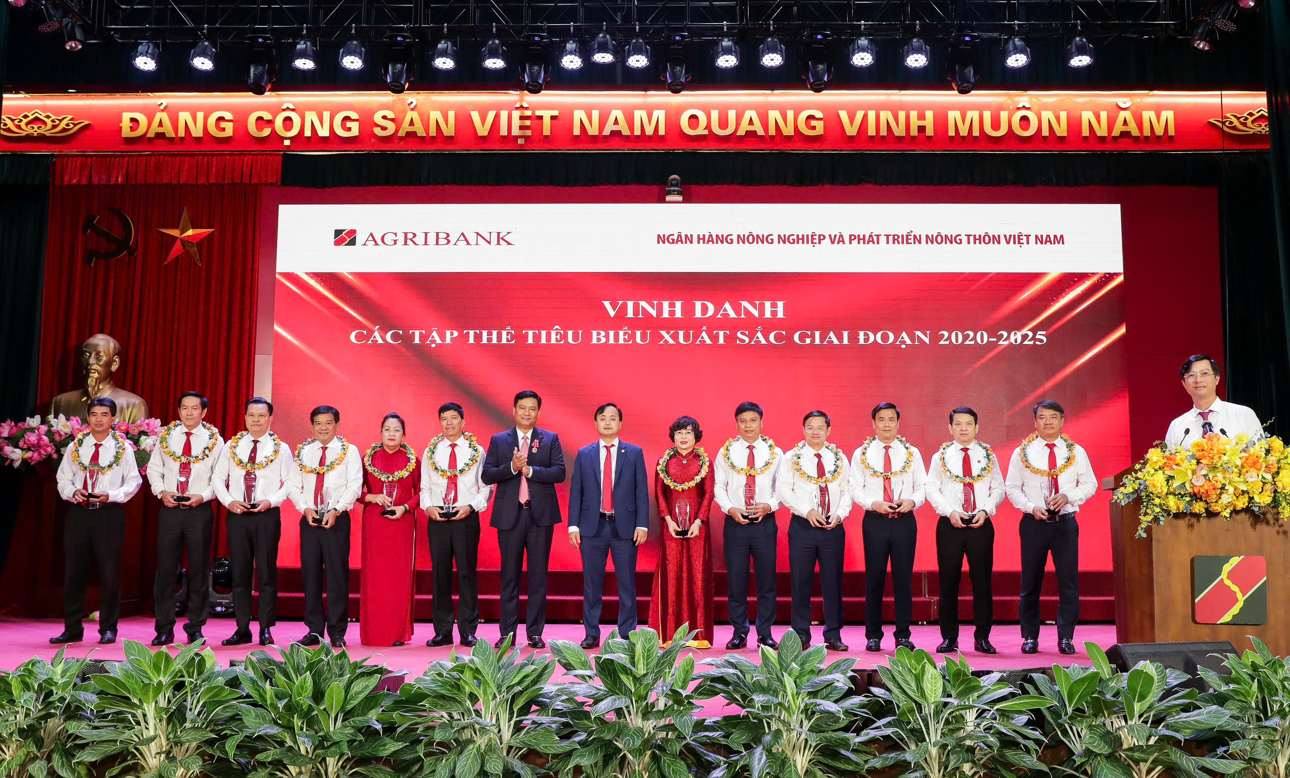 Agribank vinh danh các cá nhân, tập thể đạt thành tích xuất sắc tại Hội nghị tuyên dương điển hình tiên tiến Agribank lần thứ VI và biểu dương “Nữ đoàn viên - Người lao động giỏi việc ngân hàng, đảm việc nhà” giai đoạn 2020-2025