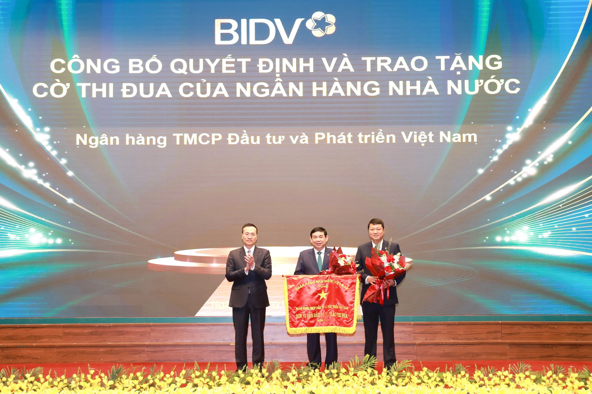 Phó Thống đốc NHNN Phạm Quang Dũng trao Cờ thi đua của NHNN cho đại diện Lãnh đạo BIDV