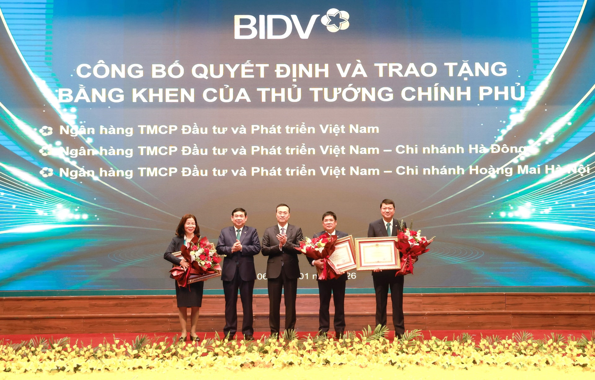 Phó Thống đốc NHNN Phạm Quang Dũng trao Bằng khen của Thủ tướng Chính phủ cho các tập thể tại BIDV
