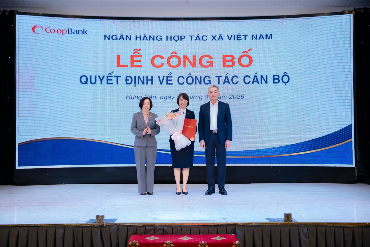 Ông Nguyễn Quốc Cường - Chủ tịch Hội đồng quản trị Co-opBank và Bà Phạm Thị Hồng Minh - Tổng Giám đốc Co-opBank trao Quyết định và tặng hoa chúc mừng bà Đỗ Thị Thanh Huyền - Phó Giám đốc Co-opBank chi nhánh Thái Bình giữ chức vụ Quyền Giám đốc Co-opBank chi nhánh Thái Bình