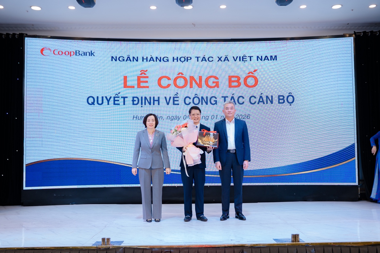 Ông Nguyễn Quốc Cường - Chủ tịch Hội đồng quản trị Co-opBank và Bà Phạm Thị Hồng Minh -Tổng Giám đốc Co-opBank trao Quyết định và chúc mừng ông Phạm Huy Phương - Giám đốc Co-opBank chi nhánh Thái Bình được điều động và bổ nhiệm giữ chức vụ Giám đốc Ban Tổ chức cán bộ và Đào tạo - Trụ sở chính Co-opBank