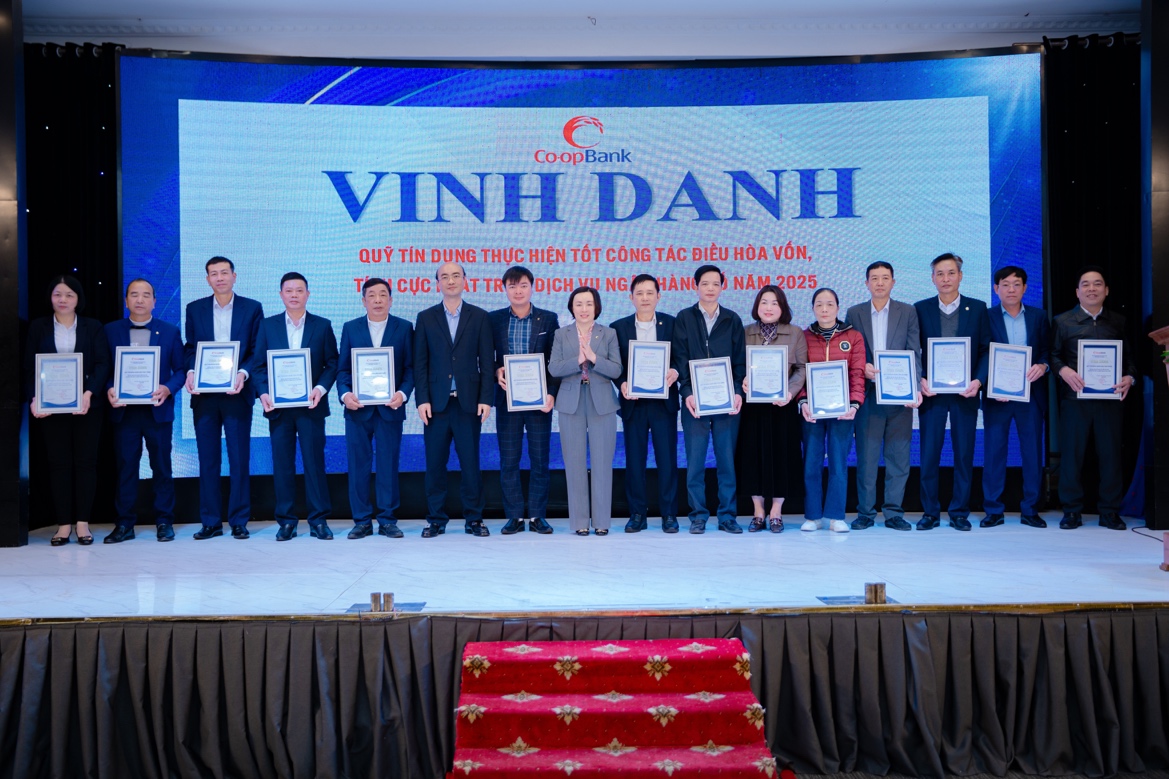 Bà Phạm Thị Hồng Minh - Thành viên Hội đồng quản trị, Tổng Giám đốc Co-opBank phát biểu tại Hội nghị