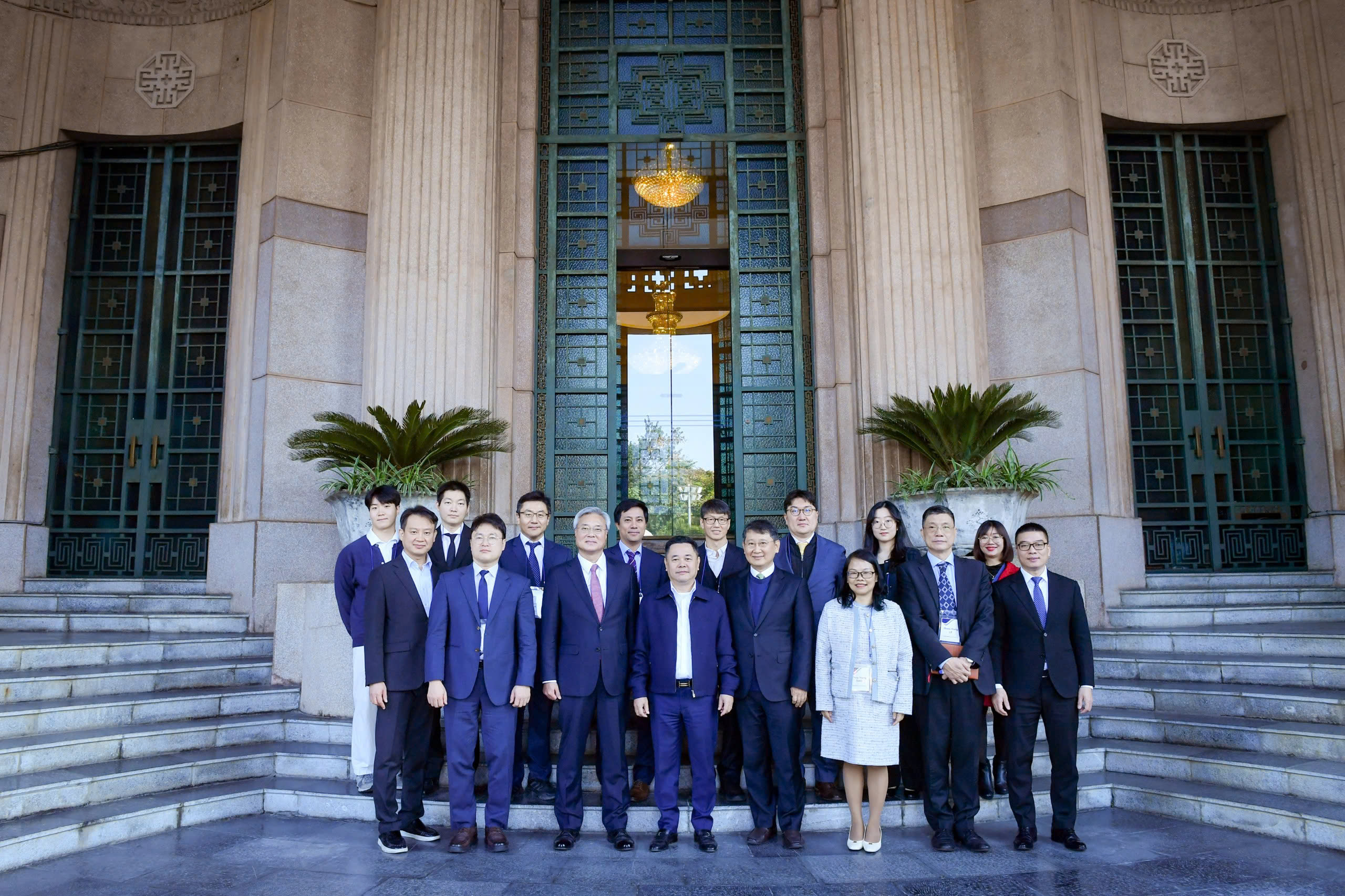 Phó Thống đốc Nguyễn Ngọc Cảnh chụp ảnh lưu niệm cùng đoàn công tác Hàn Quốc