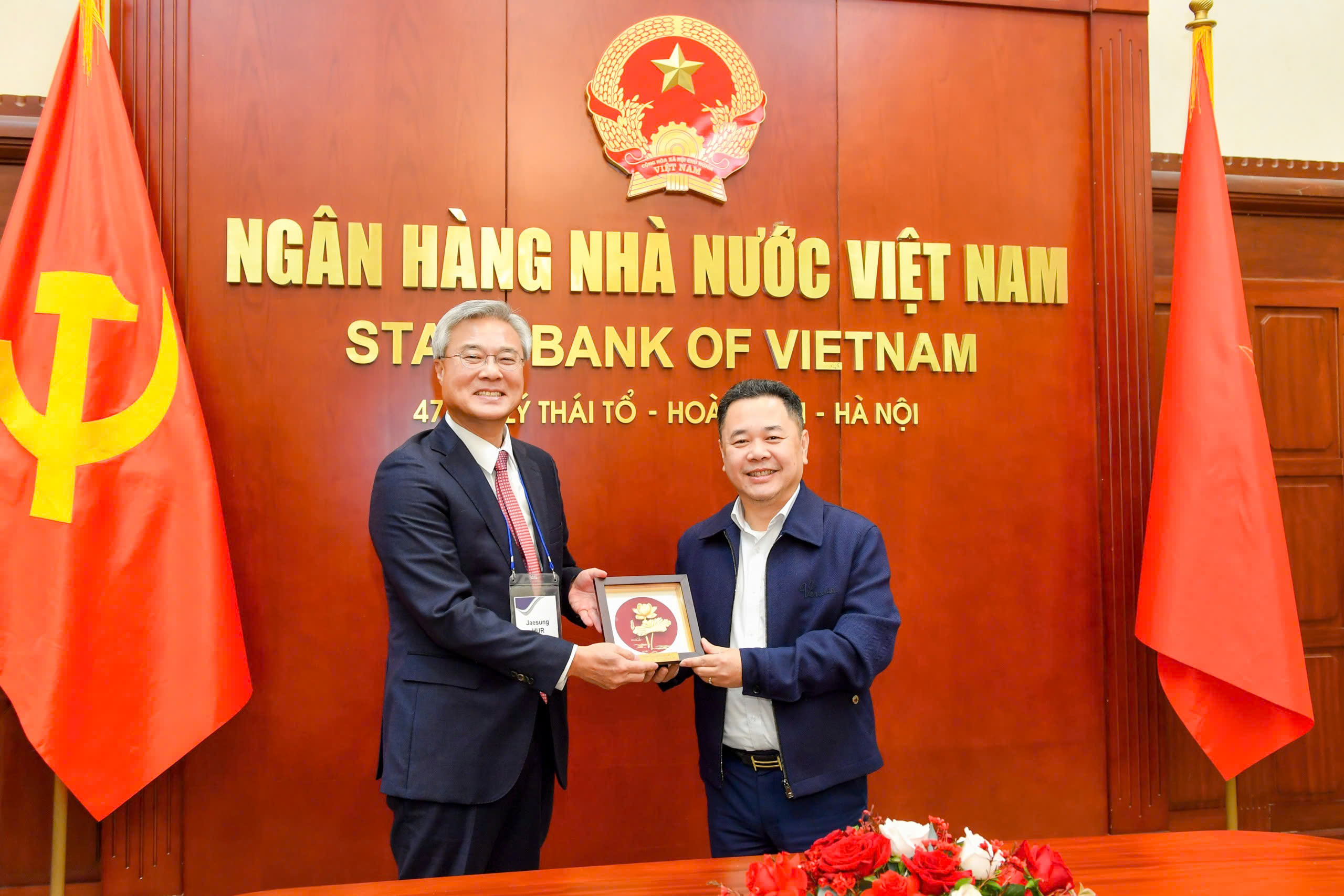 Phó Thống đốc Nguyễn Ngọc Cảnh tặng quà lưu niệm cho Ông Jaesung HUR – Trưởng đoàn, Cố vấn cấp cao Chương trình BOK-KPP năm 2025