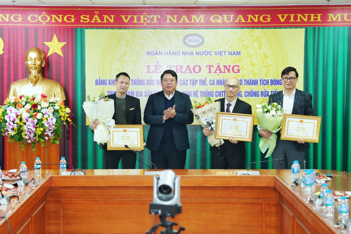 Trao Bằng khen của Thống đốc NHNN cho 3 tập thể