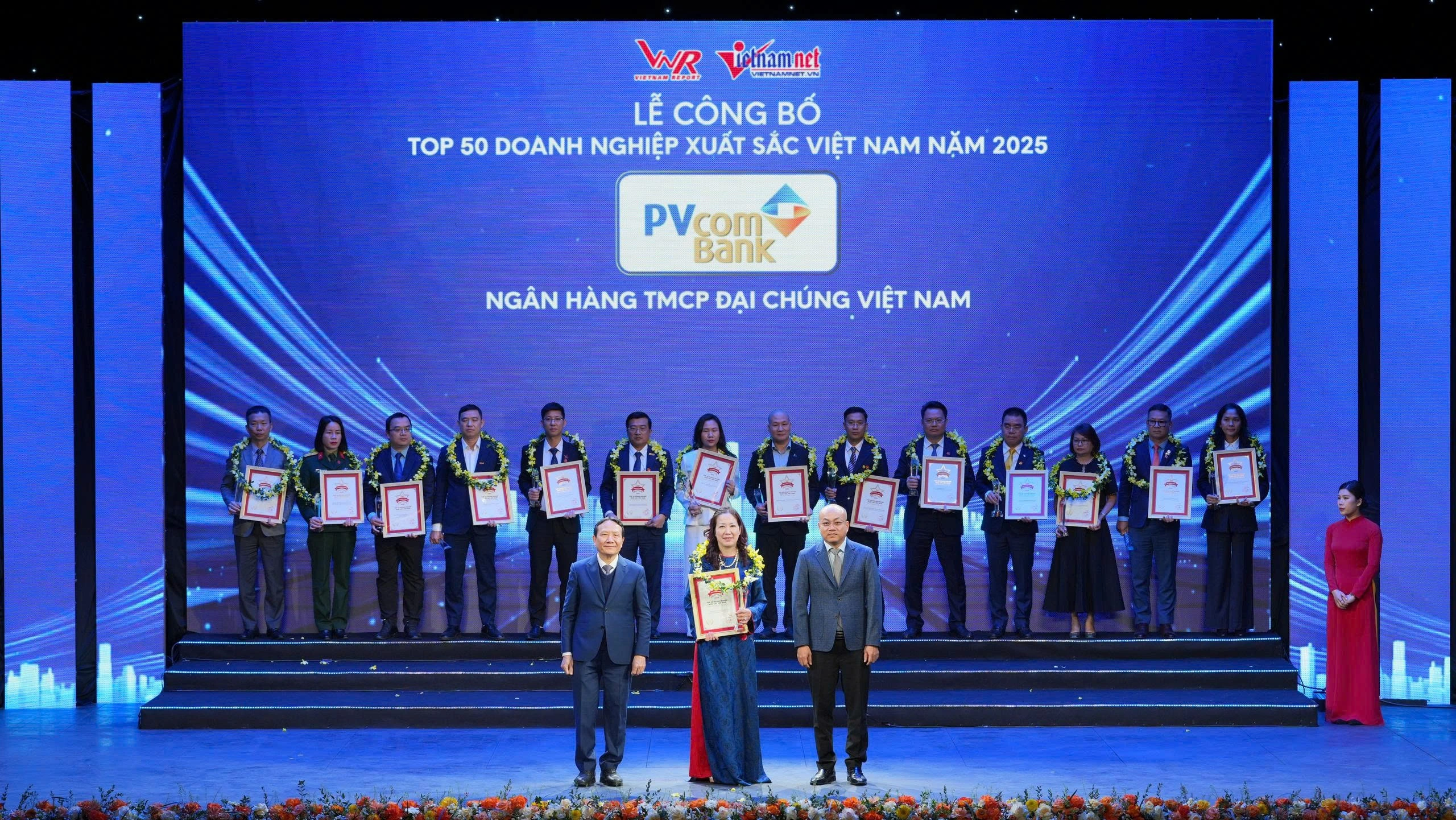 Bà Nguyễn Thanh Huyền – Thành viên Ban Điều hành, Giám đốc Ban Marketing và Truyền thông PVcomBank đại diện Ngân hàng tham dự lễ công bố Bảng xếp hạng VNR 500