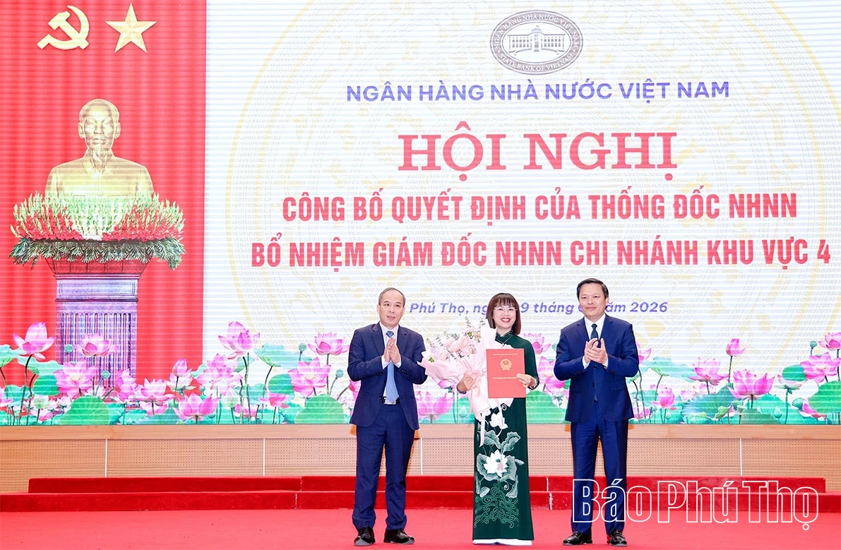 Lãnh đạo Ngân hàng Nhà nước Việt Nam và UBND tỉnh tặng hoa, trao Quyết định bổ nhiệm Giám đốc Ngân hàng Nhà nước Việt Nam Chi nhánh Khu vực 4 đối với đồng chí Trương Thu Hòa.