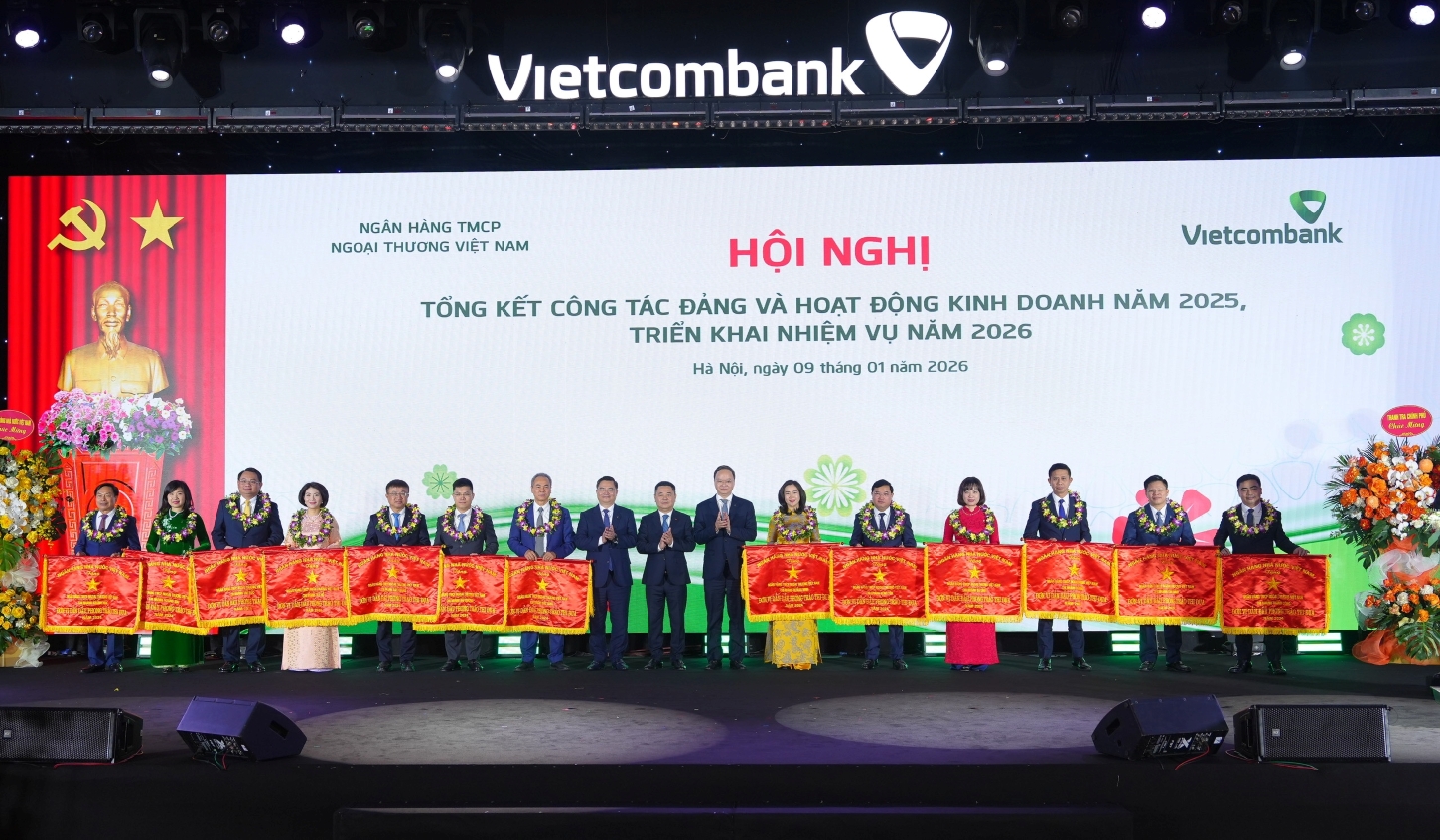 Đ/c Nguyễn Ngọc Cảnh - Ủy viên BTV Đảng ủy, Phó Thống đốc Ngân hàng Nhà nước Việt Nam (thứ 9 từ trái sang), đ/c Nguyễn Thanh Tùng - Ủy viên BCH Đảng bộ Chính phủ, Bí thư Đảng ủy, Chủ tịch HĐQT Vietcombank (thứ 8 từ trái sang); đ/c Lê Quang Vinh - Phó Bí thư Đảng ủy, Thành viên HĐQT, Tổng Giám đốc Vietcombank (thứ 7 từ phải sang) chụp ảnh lưu niệm cùng đại diện 13 chi nhánh của Vietcombank nhận khen thưởng của NHNN vì có thành tích xuất sắc, dẫn đầu phong trào thi đua ngành nước năm 2024, gồm các Chi nhánh Vietcombank: Bắc Ninh, Quảng Ninh, Hải Dương, Hưng Yên, Bắc Giang, Ba Đình, Tây Hồ, Đà Nẵng, Thủ Đức, Tân Định, Hoàng Mai, Khánh Hòa, Thành Công