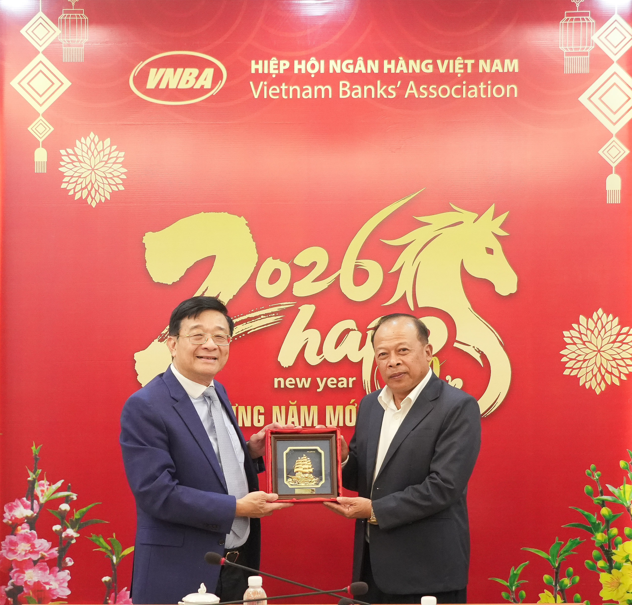 TS. Nguyễn Quốc Hùng trao quà tặng cho ông Phouthaxay Sivilay, Chủ tịch LBA, nguyên Phó Thống đốc Ngân hàng Trung ương Lào