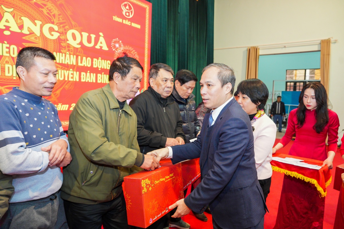 Đoàn công tác của Ngân hàng Nhà nước (NHNN) Việt Nam đã về xã Sơn Động (tỉnh Bắc Ninh) thăm, tặng quà người có công, hộ nghèo và công nhân lao động trên địa bàn