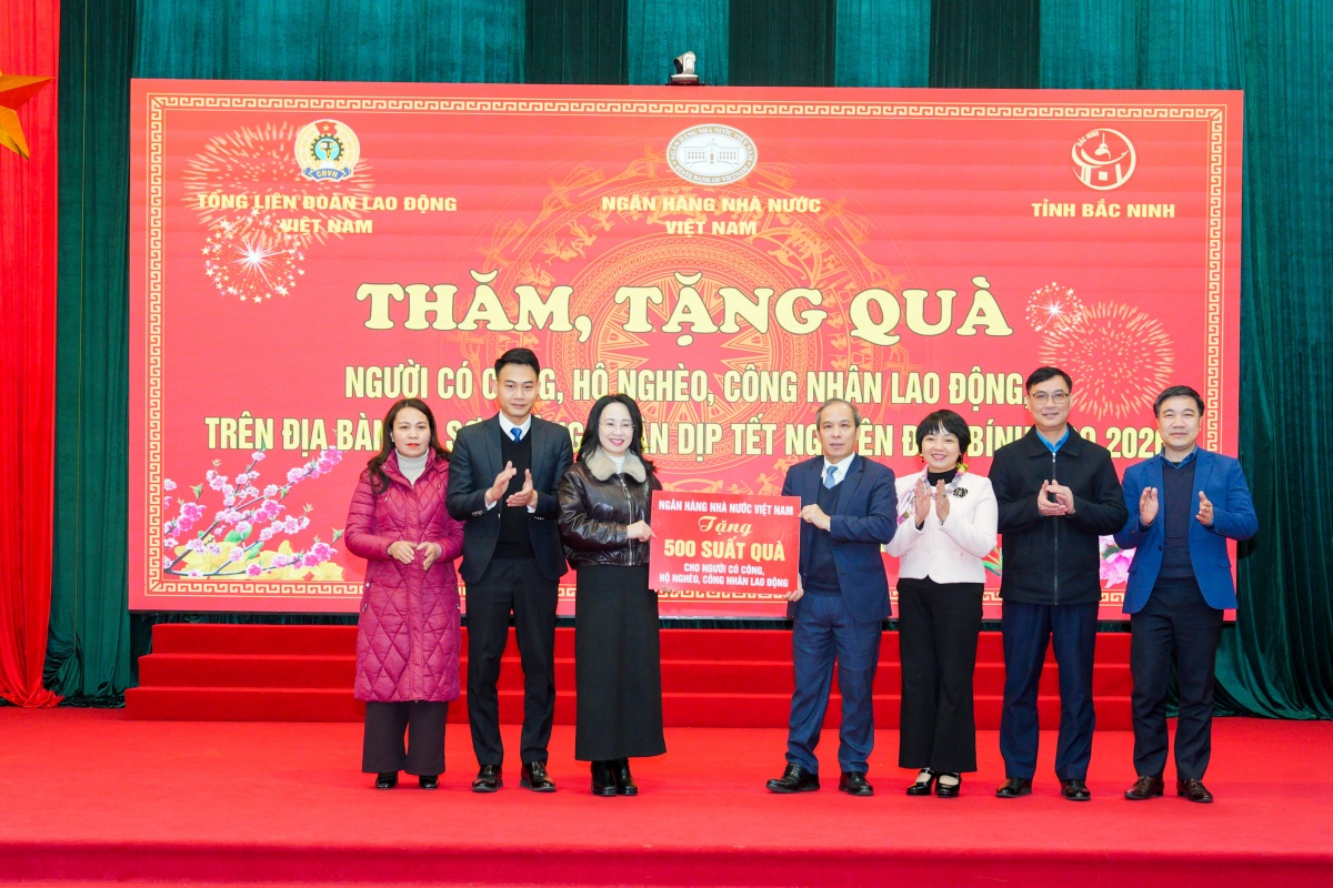 Trong khuôn khổ chương trình, Tổng liên đoàn lao động Việt Nam trao 100 suất quà, NHNN trao tặng 400 suất quà cho người có công, hộ nghèo, công nhân lao động trên địa bàn xã Sơn Động nhân dịp Tết Nguyên đán Bính Ngọ năm 2026