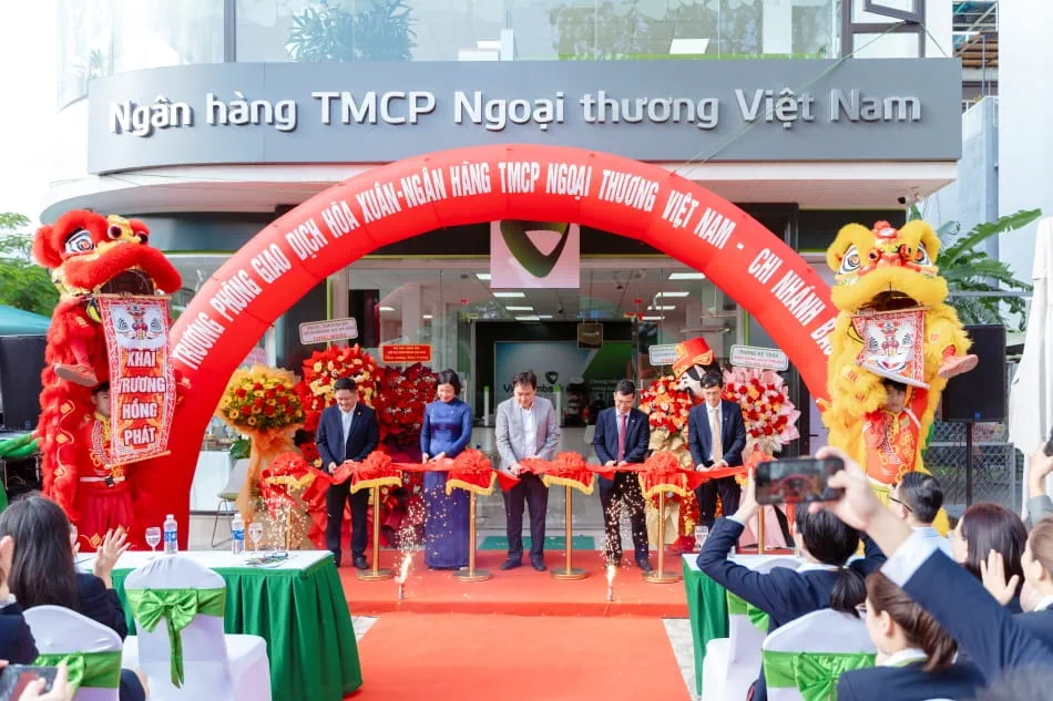 Đ/c Hoàng Thị Hằng - Giám đốc Vietcombank Bắc Đà Nẵng (thứ 2 từ trái sang) cùng lãnh đạo UBND phường Hòa Xuân cắt băng khai trương Phòng giao dịch Hòa Xuân