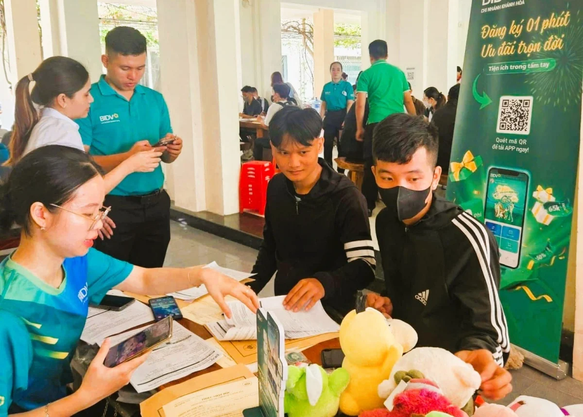 Thanh toán không dùng tiền mặt ngày càng phổ biến, trở thành phương thức giao dịch quen thuộc của nhiều người, góp phần giảm áp lực về nhu cầu tiền mặt trong dịp Tết cổ truyền.