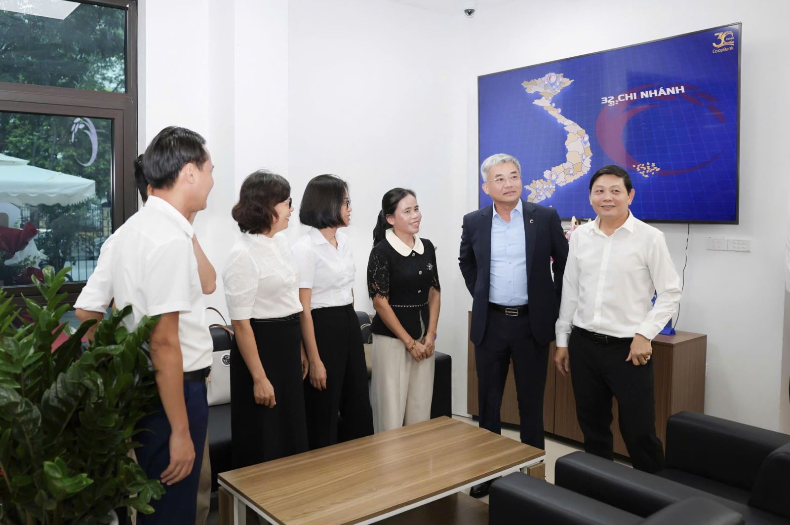 Ông Nguyễn Quốc Cường - Chủ tịch Hội đồng quản trị Co-opBank đang trao đổi cùng các lãnh đạo QTDND trên địa bàn tỉnh Bắc Ninh